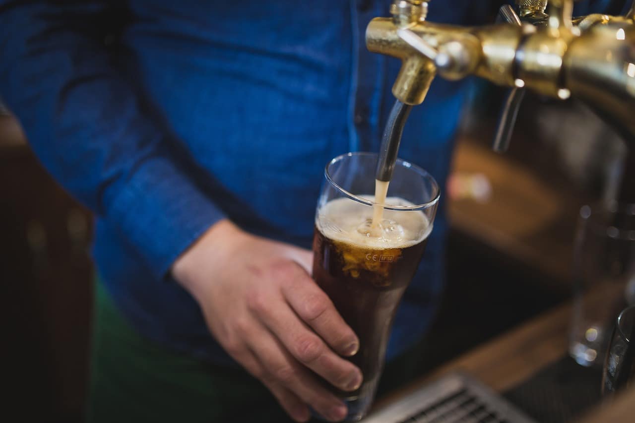 Pubs y restaurantes están reabriendo para servicio en su interior ¿Cuáles son las reglas?