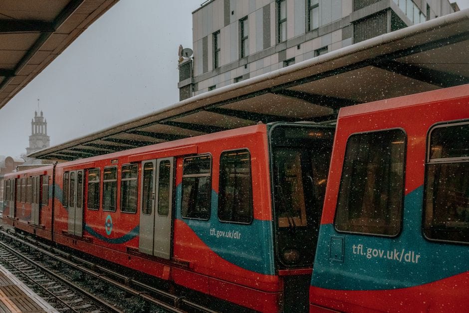 Viajar mejor en Londres: ya circulan los nuevos trenes del DLR con aire acondicionado y cargadores USB