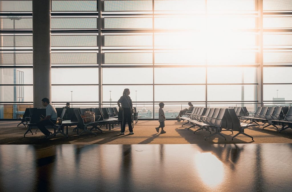 Terminal de aeropuerto moderna con viajeros al amanecer