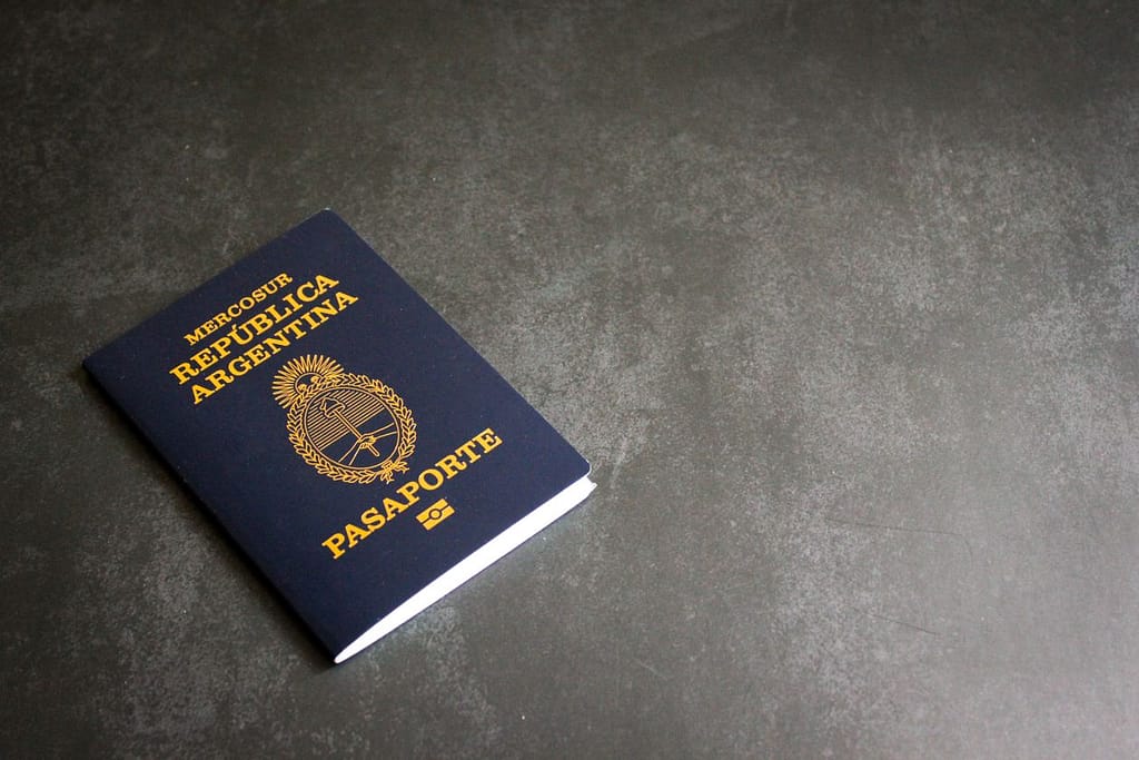 Pasaporte argentino sobre una superficie oscura