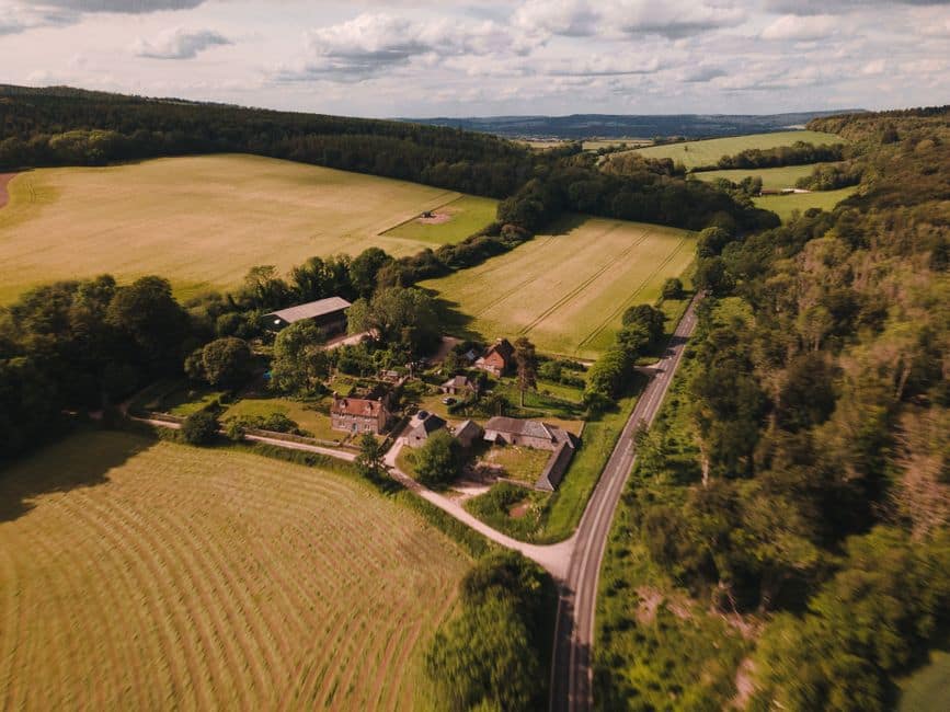 Escapada desde Londres: la pintoresca casa de campo en Sussex que enamora por su arte interior